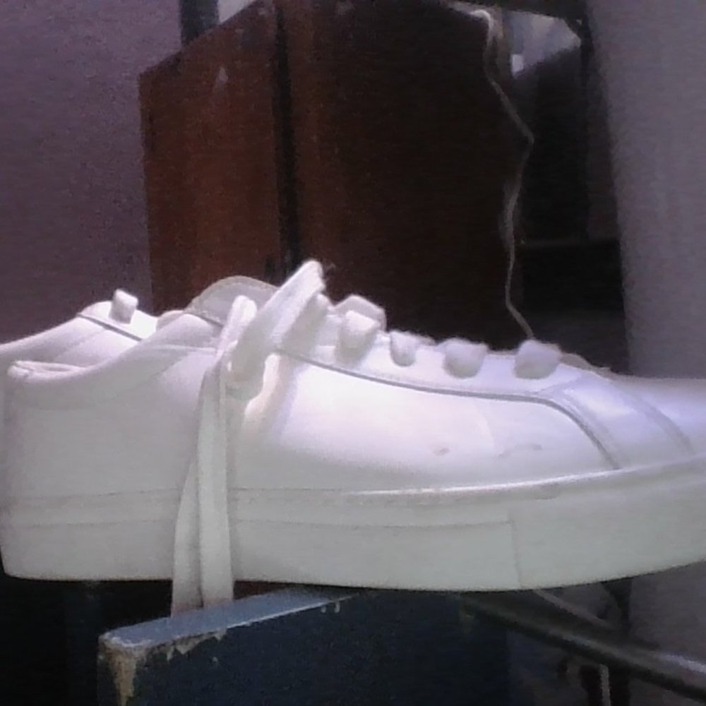 white tennis shoe